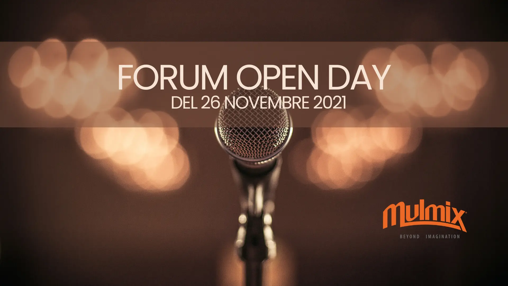 Microfono sul palco con luci calde, immagine generica per gli interventi del Forum Open Day Mulmix 2021.