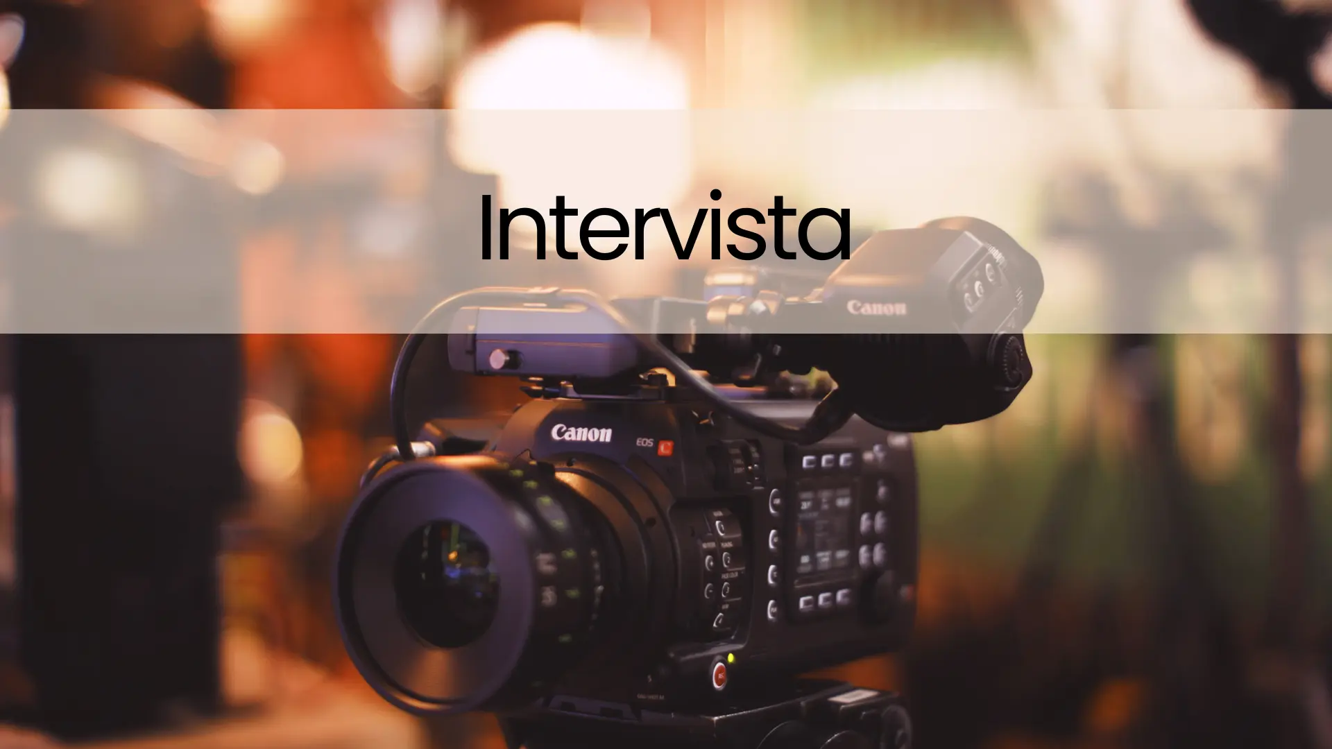 Videocamera professionale accesa durante un’intervista aziendale, immagine generica per la sezione Interviste di Mulmix.