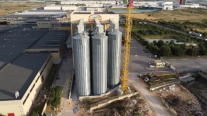 Vista panoramica aerea dei silos CI Mulmix realizzati per Divella presso lo stabilimento di Rutigliano, Puglia.