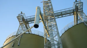 Struttura superiore dei silos Mulmix vista dal basso, con passerelle e carpenteria dell’impianto di stoccaggio cereali.