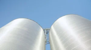 Vista dal basso dei silos MOCA con coibentazione AirShield presso Rostagno Cereali