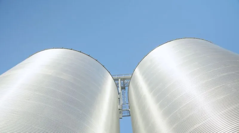 Vista dal basso dei silos MOCA con coibentazione AirShield presso Rostagno Cereali